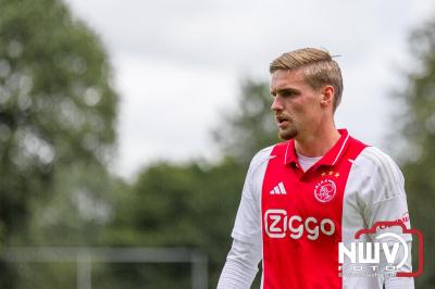 Bezoekers van een afgeladen Sportpark Mulderssingel in Wezep zien Ajax met 2-1 winnen in het oefenduel tegen Rangers FC. - © NWVFoto.nl