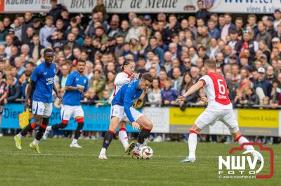 Bezoekers van een afgeladen Sportpark Mulderssingel in Wezep zien Ajax met 2-1 winnen in het oefenduel tegen Rangers FC. - © NWVFoto.nl