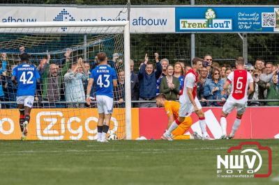 Bezoekers van een afgeladen Sportpark Mulderssingel in Wezep zien Ajax met 2-1 winnen in het oefenduel tegen Rangers FC. - © NWVFoto.nl