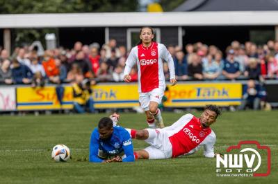 Bezoekers van een afgeladen Sportpark Mulderssingel in Wezep zien Ajax met 2-1 winnen in het oefenduel tegen Rangers FC. - © NWVFoto.nl