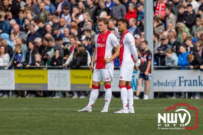 Bezoekers van een afgeladen Sportpark Mulderssingel in Wezep zien Ajax met 2-1 winnen in het oefenduel tegen Rangers FC. - © NWVFoto.nl