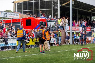 Bezoekers van een afgeladen Sportpark Mulderssingel in Wezep zien Ajax met 2-1 winnen in het oefenduel tegen Rangers FC. - © NWVFoto.nl