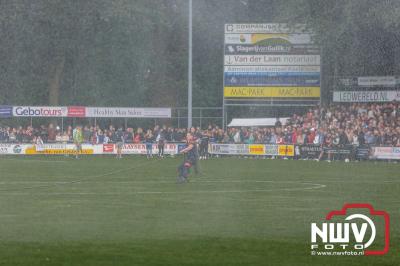 Bezoekers van een afgeladen Sportpark Mulderssingel in Wezep zien Ajax met 2-1 winnen in het oefenduel tegen Rangers FC. - © NWVFoto.nl