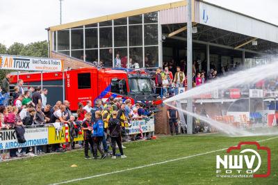 Bezoekers van een afgeladen Sportpark Mulderssingel in Wezep zien Ajax met 2-1 winnen in het oefenduel tegen Rangers FC. - © NWVFoto.nl