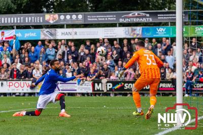 Bezoekers van een afgeladen Sportpark Mulderssingel in Wezep zien Ajax met 2-1 winnen in het oefenduel tegen Rangers FC. - © NWVFoto.nl