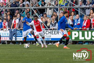 Bezoekers van een afgeladen Sportpark Mulderssingel in Wezep zien Ajax met 2-1 winnen in het oefenduel tegen Rangers FC. - © NWVFoto.nl