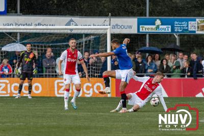 Bezoekers van een afgeladen Sportpark Mulderssingel in Wezep zien Ajax met 2-1 winnen in het oefenduel tegen Rangers FC. - © NWVFoto.nl