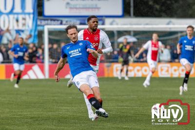 Bezoekers van een afgeladen Sportpark Mulderssingel in Wezep zien Ajax met 2-1 winnen in het oefenduel tegen Rangers FC. - © NWVFoto.nl