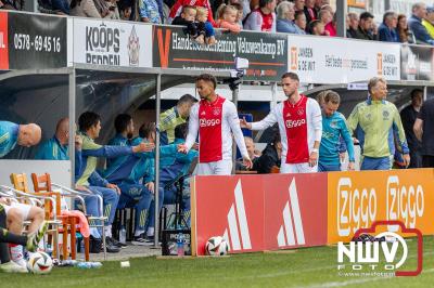 Bezoekers van een afgeladen Sportpark Mulderssingel in Wezep zien Ajax met 2-1 winnen in het oefenduel tegen Rangers FC. - © NWVFoto.nl