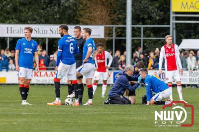 Bezoekers van een afgeladen Sportpark Mulderssingel in Wezep zien Ajax met 2-1 winnen in het oefenduel tegen Rangers FC. - © NWVFoto.nl