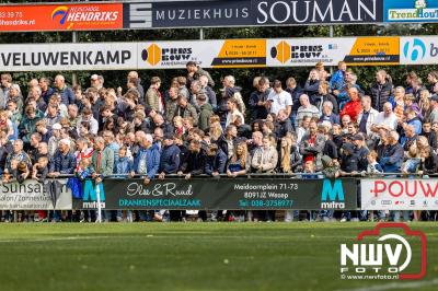 Bezoekers van een afgeladen Sportpark Mulderssingel in Wezep zien Ajax met 2-1 winnen in het oefenduel tegen Rangers FC. - © NWVFoto.nl