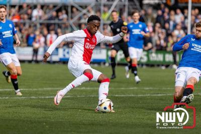 Bezoekers van een afgeladen Sportpark Mulderssingel in Wezep zien Ajax met 2-1 winnen in het oefenduel tegen Rangers FC. - © NWVFoto.nl