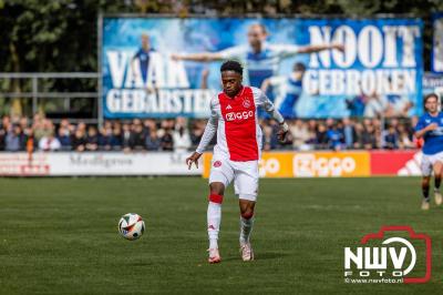 Bezoekers van een afgeladen Sportpark Mulderssingel in Wezep zien Ajax met 2-1 winnen in het oefenduel tegen Rangers FC. - © NWVFoto.nl