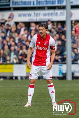 Bezoekers van een afgeladen Sportpark Mulderssingel in Wezep zien Ajax met 2-1 winnen in het oefenduel tegen Rangers FC. - © NWVFoto.nl