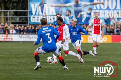 Bezoekers van een afgeladen Sportpark Mulderssingel in Wezep zien Ajax met 2-1 winnen in het oefenduel tegen Rangers FC. - © NWVFoto.nl