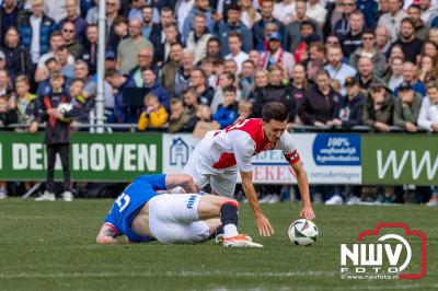 Bezoekers van een afgeladen Sportpark Mulderssingel in Wezep zien Ajax met 2-1 winnen in het oefenduel tegen Rangers FC. - © NWVFoto.nl