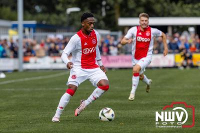 Bezoekers van een afgeladen Sportpark Mulderssingel in Wezep zien Ajax met 2-1 winnen in het oefenduel tegen Rangers FC. - © NWVFoto.nl