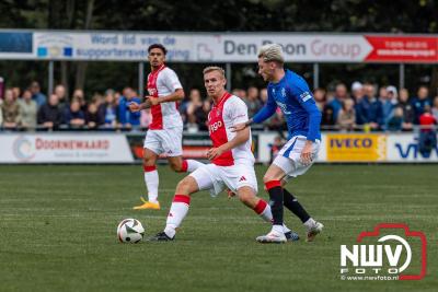 Bezoekers van een afgeladen Sportpark Mulderssingel in Wezep zien Ajax met 2-1 winnen in het oefenduel tegen Rangers FC. - © NWVFoto.nl