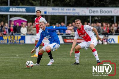 Bezoekers van een afgeladen Sportpark Mulderssingel in Wezep zien Ajax met 2-1 winnen in het oefenduel tegen Rangers FC. - © NWVFoto.nl