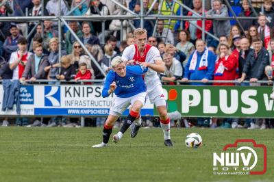 Bezoekers van een afgeladen Sportpark Mulderssingel in Wezep zien Ajax met 2-1 winnen in het oefenduel tegen Rangers FC. - © NWVFoto.nl