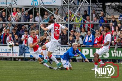 Bezoekers van een afgeladen Sportpark Mulderssingel in Wezep zien Ajax met 2-1 winnen in het oefenduel tegen Rangers FC. - © NWVFoto.nl