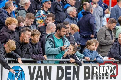 Bezoekers van een afgeladen Sportpark Mulderssingel in Wezep zien Ajax met 2-1 winnen in het oefenduel tegen Rangers FC. - © NWVFoto.nl