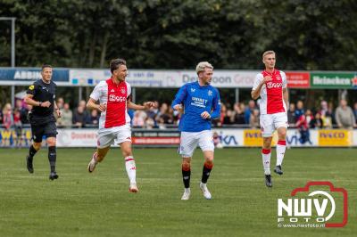 Bezoekers van een afgeladen Sportpark Mulderssingel in Wezep zien Ajax met 2-1 winnen in het oefenduel tegen Rangers FC. - © NWVFoto.nl