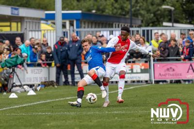 Bezoekers van een afgeladen Sportpark Mulderssingel in Wezep zien Ajax met 2-1 winnen in het oefenduel tegen Rangers FC. - © NWVFoto.nl