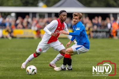 Bezoekers van een afgeladen Sportpark Mulderssingel in Wezep zien Ajax met 2-1 winnen in het oefenduel tegen Rangers FC. - © NWVFoto.nl