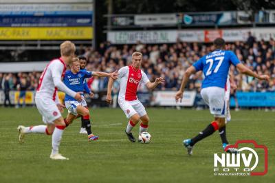 Bezoekers van een afgeladen Sportpark Mulderssingel in Wezep zien Ajax met 2-1 winnen in het oefenduel tegen Rangers FC. - © NWVFoto.nl