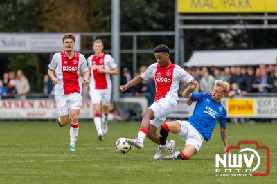 Bezoekers van een afgeladen Sportpark Mulderssingel in Wezep zien Ajax met 2-1 winnen in het oefenduel tegen Rangers FC. - © NWVFoto.nl