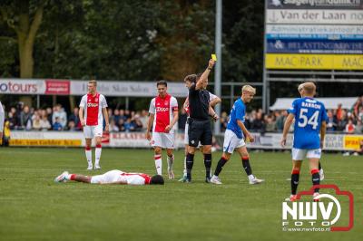 Bezoekers van een afgeladen Sportpark Mulderssingel in Wezep zien Ajax met 2-1 winnen in het oefenduel tegen Rangers FC. - © NWVFoto.nl