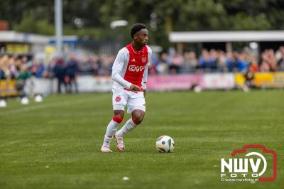 Bezoekers van een afgeladen Sportpark Mulderssingel in Wezep zien Ajax met 2-1 winnen in het oefenduel tegen Rangers FC. - © NWVFoto.nl