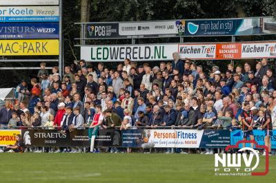 Bezoekers van een afgeladen Sportpark Mulderssingel in Wezep zien Ajax met 2-1 winnen in het oefenduel tegen Rangers FC. - © NWVFoto.nl