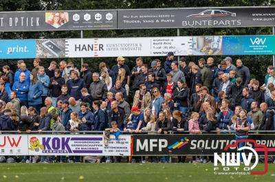 Bezoekers van een afgeladen Sportpark Mulderssingel in Wezep zien Ajax met 2-1 winnen in het oefenduel tegen Rangers FC. - © NWVFoto.nl