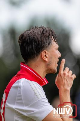 Bezoekers van een afgeladen Sportpark Mulderssingel in Wezep zien Ajax met 2-1 winnen in het oefenduel tegen Rangers FC. - © NWVFoto.nl