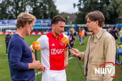 Bezoekers van een afgeladen Sportpark Mulderssingel in Wezep zien Ajax met 2-1 winnen in het oefenduel tegen Rangers FC. - © NWVFoto.nl