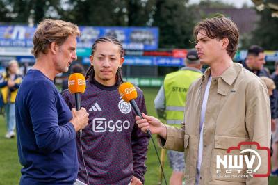 Bezoekers van een afgeladen Sportpark Mulderssingel in Wezep zien Ajax met 2-1 winnen in het oefenduel tegen Rangers FC. - © NWVFoto.nl