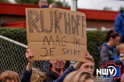 Bezoekers van een afgeladen Sportpark Mulderssingel in Wezep zien Ajax met 2-1 winnen in het oefenduel tegen Rangers FC. - © NWVFoto.nl