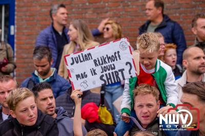 Bezoekers van een afgeladen Sportpark Mulderssingel in Wezep zien Ajax met 2-1 winnen in het oefenduel tegen Rangers FC. - © NWVFoto.nl