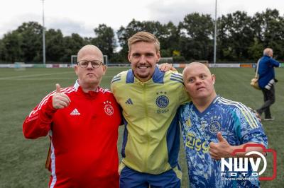 Bezoekers van een afgeladen Sportpark Mulderssingel in Wezep zien Ajax met 2-1 winnen in het oefenduel tegen Rangers FC. - © NWVFoto.nl