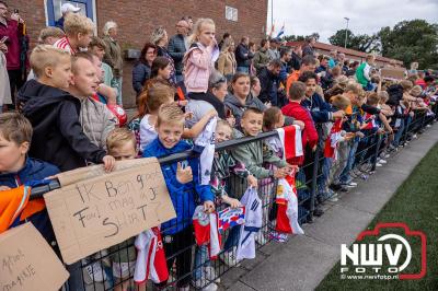 Bezoekers van een afgeladen Sportpark Mulderssingel in Wezep zien Ajax met 2-1 winnen in het oefenduel tegen Rangers FC. - © NWVFoto.nl