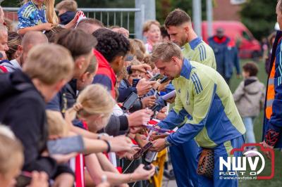 Bezoekers van een afgeladen Sportpark Mulderssingel in Wezep zien Ajax met 2-1 winnen in het oefenduel tegen Rangers FC. - © NWVFoto.nl