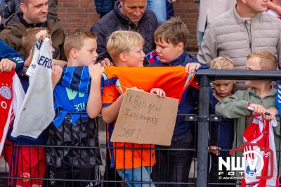 Bezoekers van een afgeladen Sportpark Mulderssingel in Wezep zien Ajax met 2-1 winnen in het oefenduel tegen Rangers FC. - © NWVFoto.nl