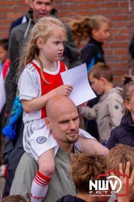 Bezoekers van een afgeladen Sportpark Mulderssingel in Wezep zien Ajax met 2-1 winnen in het oefenduel tegen Rangers FC. - © NWVFoto.nl