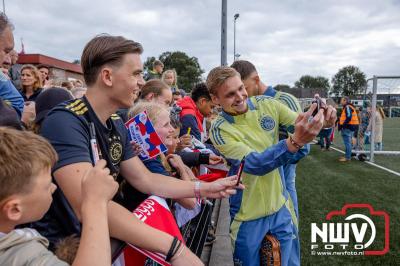 Bezoekers van een afgeladen Sportpark Mulderssingel in Wezep zien Ajax met 2-1 winnen in het oefenduel tegen Rangers FC. - © NWVFoto.nl