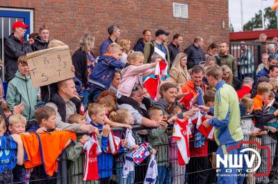 Bezoekers van een afgeladen Sportpark Mulderssingel in Wezep zien Ajax met 2-1 winnen in het oefenduel tegen Rangers FC. - © NWVFoto.nl