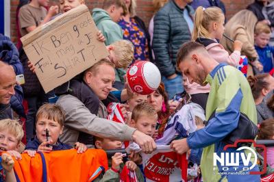 Bezoekers van een afgeladen Sportpark Mulderssingel in Wezep zien Ajax met 2-1 winnen in het oefenduel tegen Rangers FC. - © NWVFoto.nl