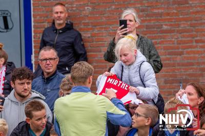 Bezoekers van een afgeladen Sportpark Mulderssingel in Wezep zien Ajax met 2-1 winnen in het oefenduel tegen Rangers FC. - © NWVFoto.nl