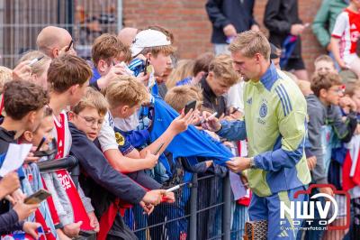 Bezoekers van een afgeladen Sportpark Mulderssingel in Wezep zien Ajax met 2-1 winnen in het oefenduel tegen Rangers FC. - © NWVFoto.nl